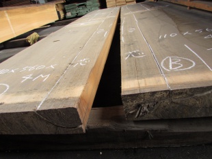 アガチス無垢材