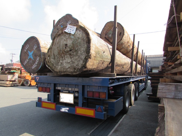原木入荷風景