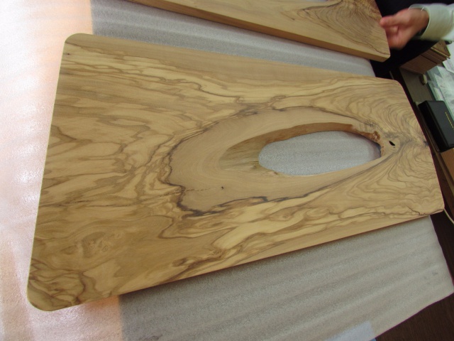 オリーブ　無垢材