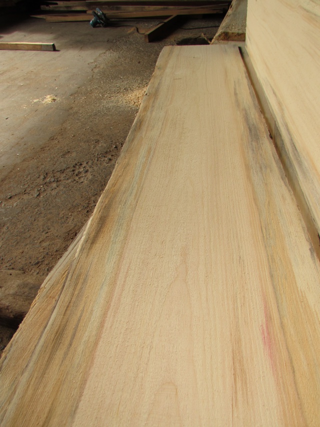 紅松（ベニマツ）　無垢材