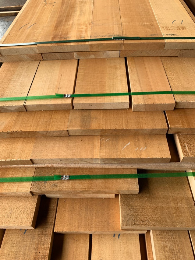 アガチス　無垢材