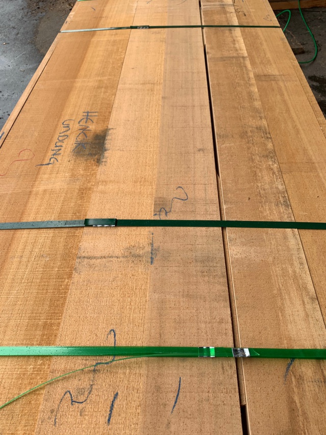 アガチス　無垢材