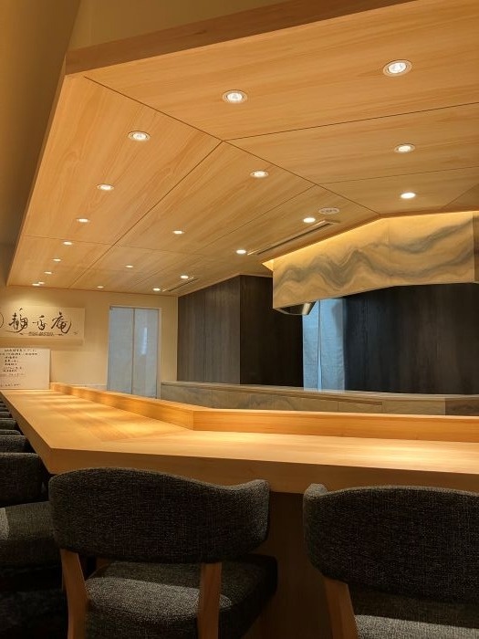 イチョウ　一枚板カウンター