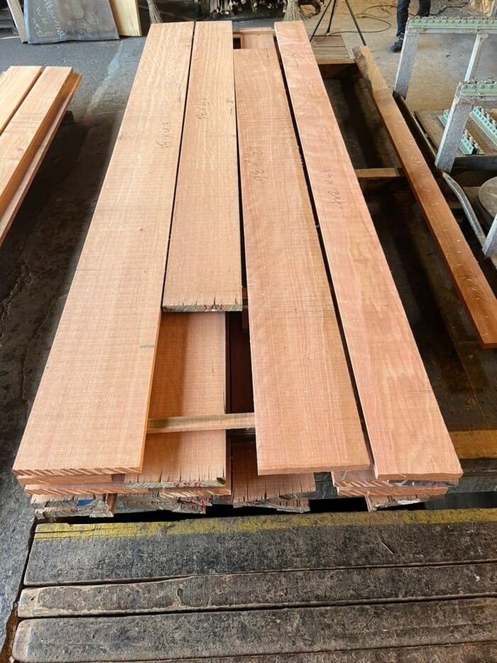 ニヤトー　無垢材