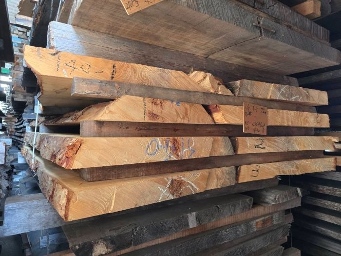 栃（トチ）　無垢材