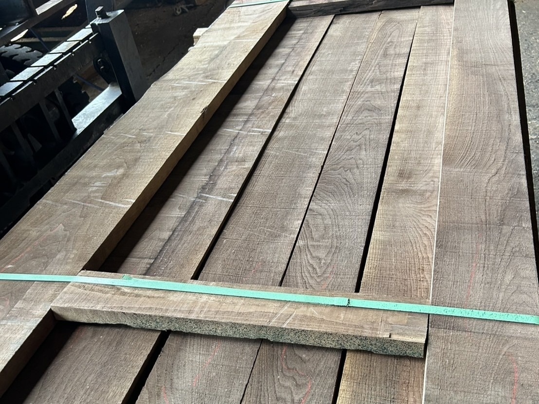 ウォールナット　無垢材